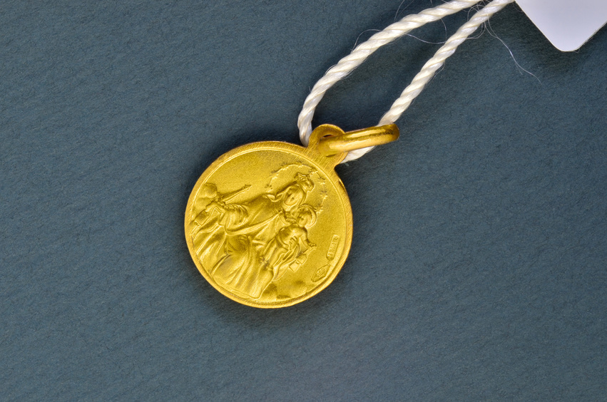 Médaille baptême vierge couronnée à l'enfant en or