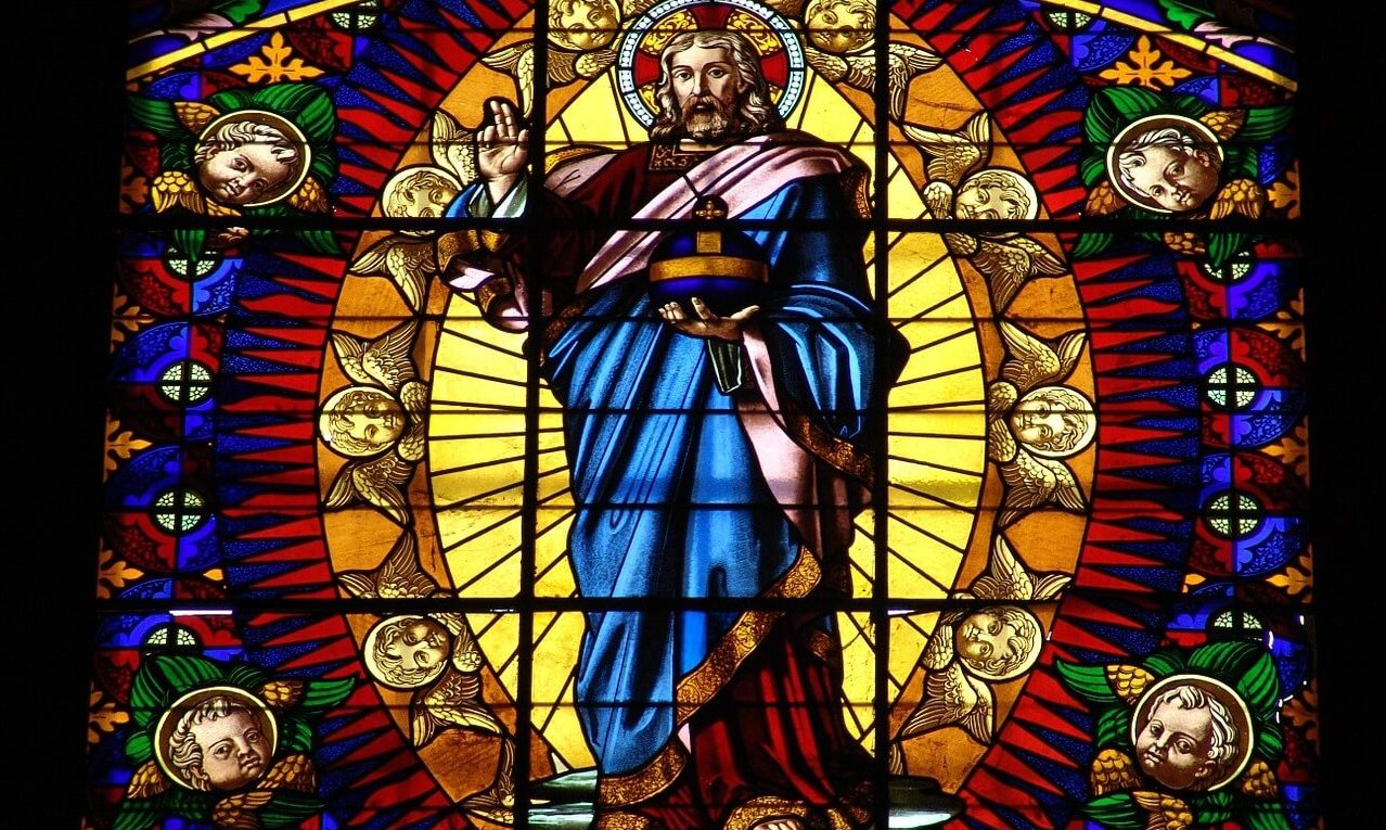 Saint sur un vitrail d'une Eglise de Montalcino en Italie