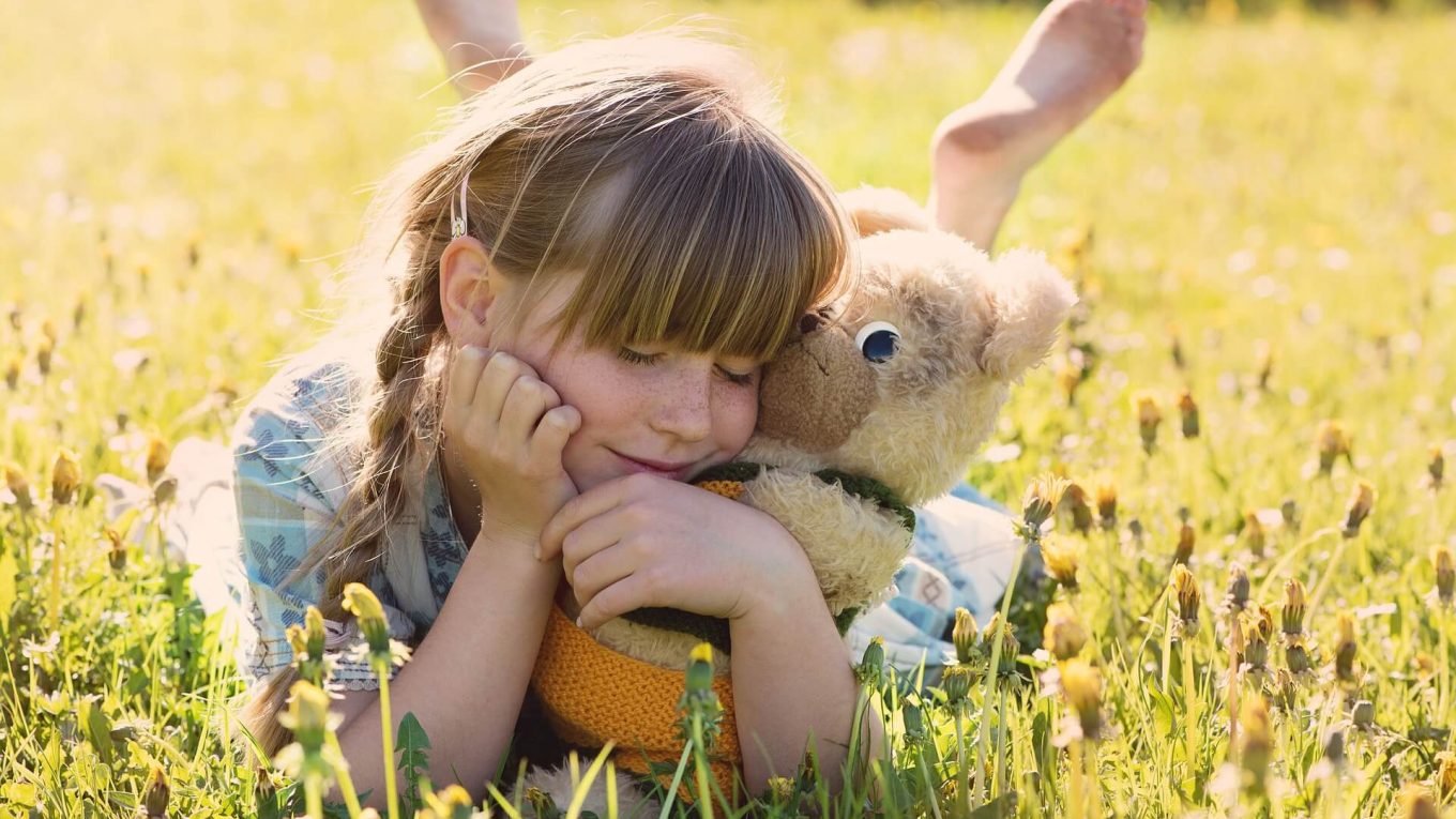 Fille baptisée avec un ours en peluche personnalisé